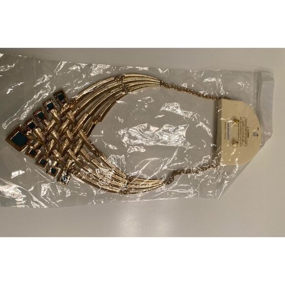 4/$20 Green & Gold Statement Necklace & Earring Set - Picture 10 of 11